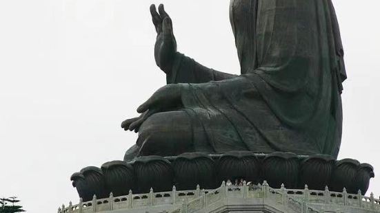 天坛大佛由200块青铜铸件组成，高26公尺，重达220公吨，