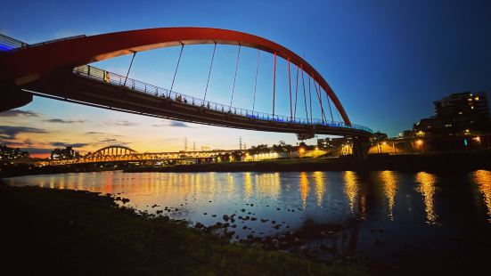 傍晚時分的河堤散步 - 今日走的是基隆河彩虹橋區段，幸運的看