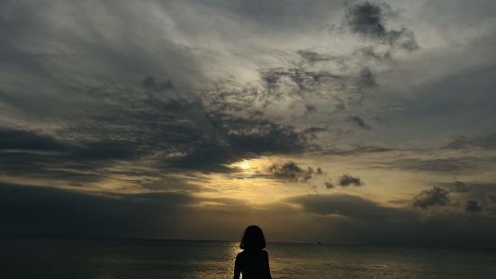 巴厘岛的金巴兰海滩人不多，沙子很细腻，沙滩上还有很多小贝壳�