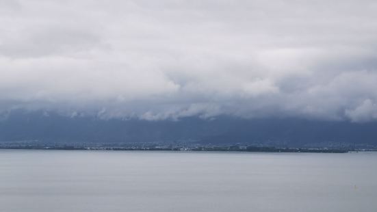 海蓝蓝，天蓝蓝，海天一色，心旷神怡。十里银滩仿如一片海天相连