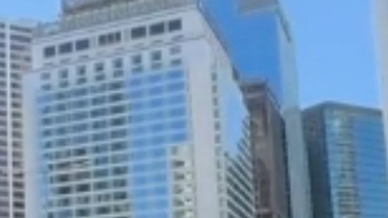 中环位于中国香港特别行政区中西区，是香港的政治及商业中心，汇