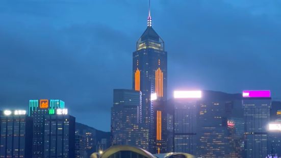 从海港城的扶梯出去有种事业突然变光的惊喜感,论景色这里在香港