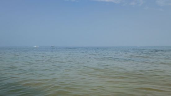 海边儿一定要在蓝天白云的时候去，怎么拍都出片儿，沙滩上躺着、