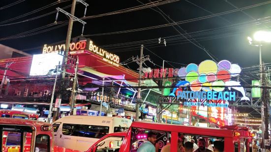 建议去这里的时间是下午5点以后，可以看看海滩落日景观，玩玩海