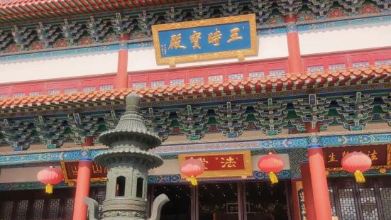 珠海普陀寺坐落于风景秀丽的香洲区凤凰山脚下，前身为怀庵古寺，