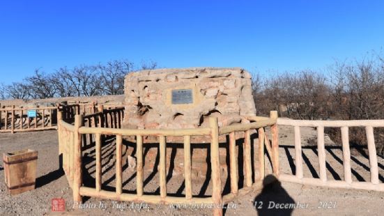该炮台系用沙土、白灰、黄土灌浆夯筑而成，整个建筑包括炮台、护