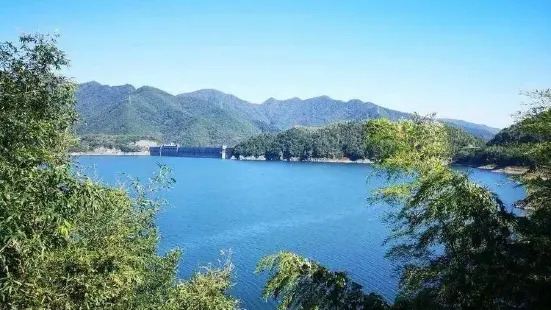 四明湖位于四明山北部宁波市余姚梁弄镇，景色秀丽，碧波荡漾，湖