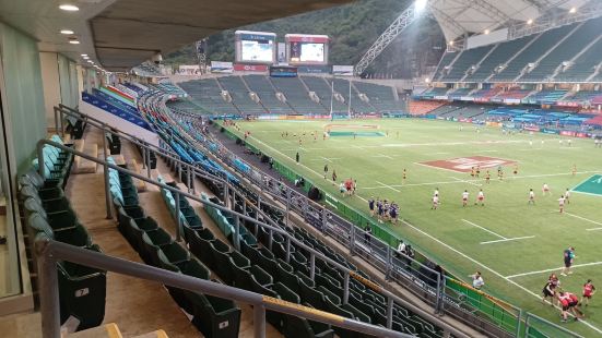 香港大球场，坐落於香港岛中部山谷中，场地優美，往往是各式大型