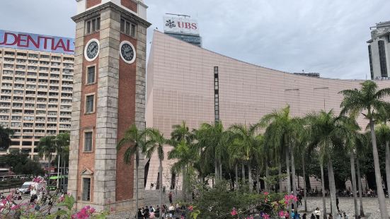 尖沙咀钟楼是香港的一个著名地标，也是港人的集体回忆之一。以下