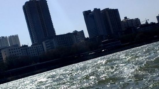 三月初，风和日丽，此时黄河处于旱季，河水青碧如洗，起初羊皮筏