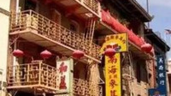 唐人街，是华人在其他国家城市聚居的地区。唐人街的形成，是因为