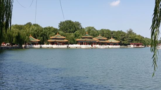 今天特意走在北海公園的西岸，在陽光燦爛的日子里，專門欣賞五龍