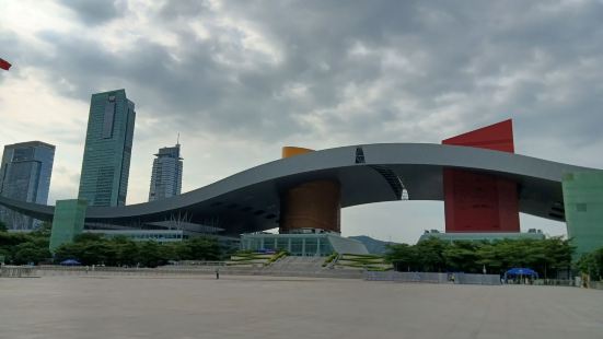 深圳市民中心位于深圳福田区，周围都有一些标志性建筑，如:深圳