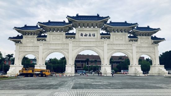 自由广场位于台北市中心区域,是公共活动场所,也是著名的旅游胜