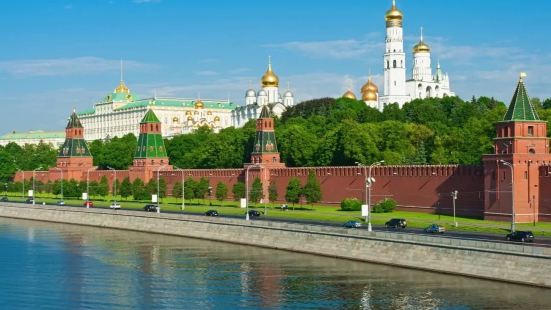 莫斯科是俄罗斯的首都，莫斯科大学也是世界上的著名大学。这座城