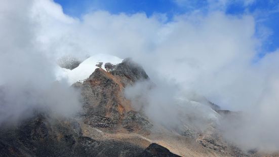 川西的格聂真的是一个绝美的小众秘境，这里有群山、野温泉、千年