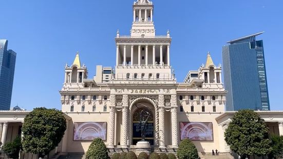 1.上海展览中心具有浓郁的俄罗斯古典主义风格，仿佛置身于童话