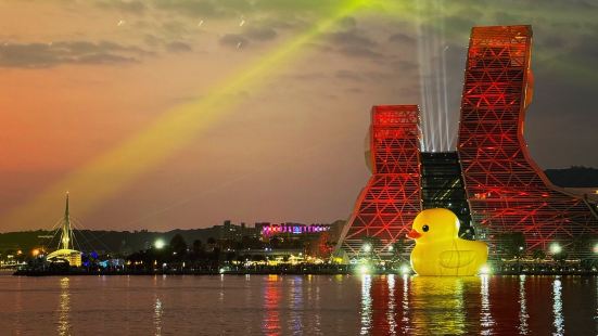 大年初二趁著好天氣，過來港邊看有夕陽及燈光秀相陪的黃色小鴨�