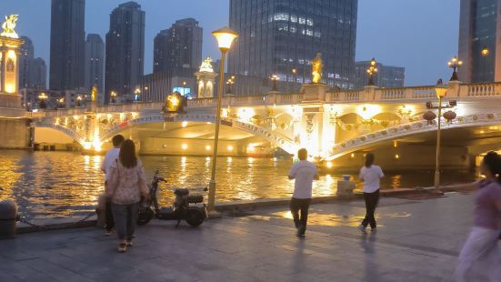 天津海河，夜景异常美丽，河上的桥梁众多，这是灯光璀璨的北安桥