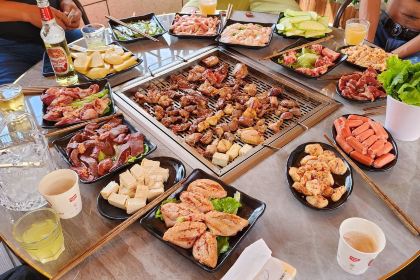 陽光衛星美食莊園