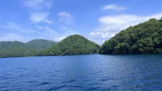 洞爷湖的美景美不圣收，可以住在洞爷湖周边的酒店观光湖光山色，