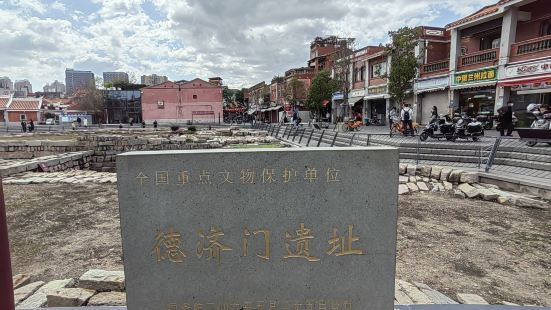 德济门遗址，位于福建省泉州市鲤城区天后路，天后宫正对面，始建