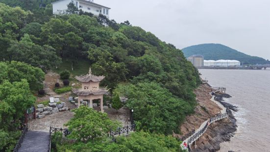 乍浦濒临大海，建有炮台，防止倭寇入侵，现在是东方大港。九龙山