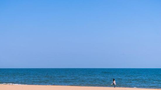 西涌沙滩绝对是大自然的馈赠！绵延数公里的金色沙滩细腻柔软，光