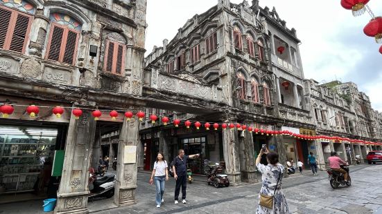 文南老街全长四百多米，各式店铺沿街而建，房屋建造有着镂空的雕