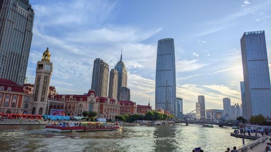 天津的曼哈頓，白天建築壯觀，高樓大廈，層層疊疊，夜晚燈光亮起