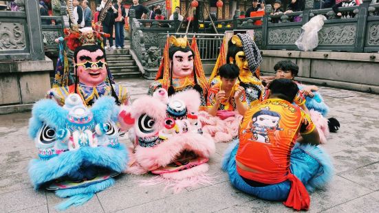 关岳庙供奉的是关羽和岳飞，门票香火鼎盛，庙前广场上则有福禄寿