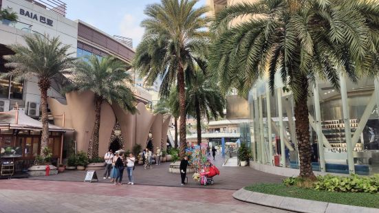 深圳蛇口海上世界原是法国制造的一艘游轮，中国买回停泊在蛇口，