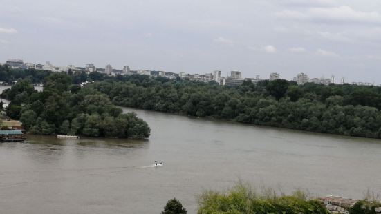 这里是塞尔维亚第一景点，规模宏大，上下二层，多瑙河和萨瓦河在