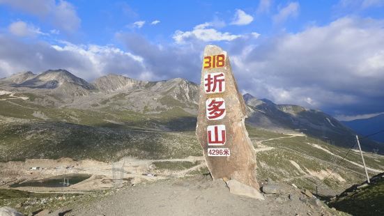 这是著名的318国道川藏线上的一座山，国道穿行在山路中，曲折