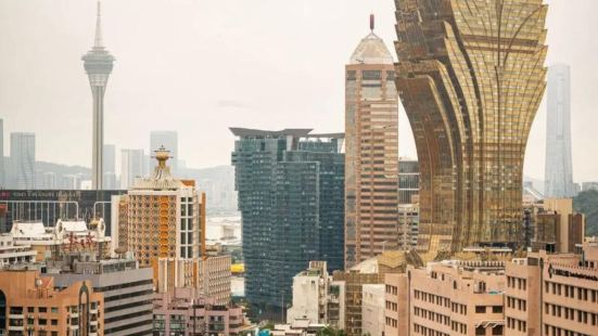 澳门历史城区是世界文化遗产，融合了中西方文化，漫步其中仿佛穿