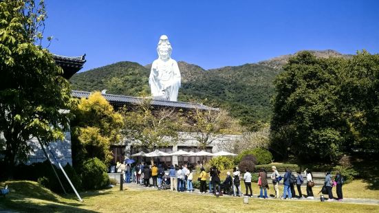 慈山寺在香港大埔，寺院仿唐建筑，背山面海，风水宝地，需要提前