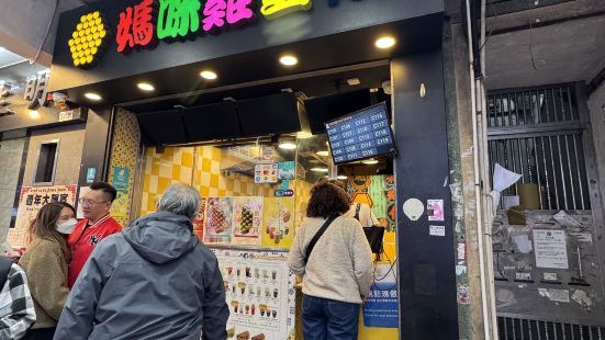 比较多小吃，如果需要带香港的冰箱贴、环保袋可以去看看，比较便