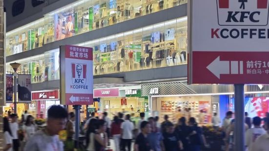 柠檬街商城：购物天堂，在地下一层，时尚单品应有尽有～骏马时装