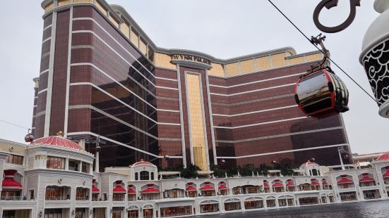 位于澳门氹仔岛的永利皇宫，有一条免费的观光缆车，值得花时间一