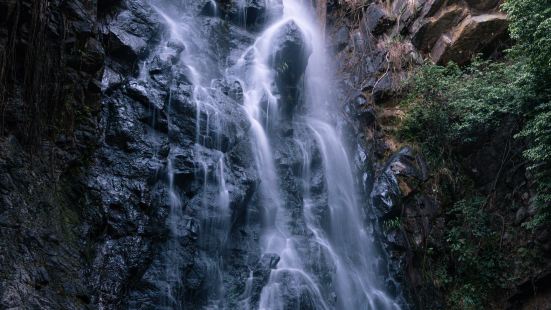 四点去的爬了一个多小时山路，还好不陡雨后瀑布水量会大，我去的