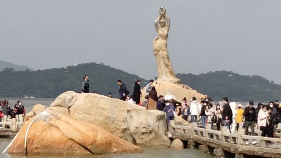 珠海渔女雕像绝对是珠海这座城市的象征，它位于老市区的珠海湾，