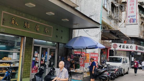 澳门十月初五马路位于老城区，荟聚了澳门人民生活的精华，路边报