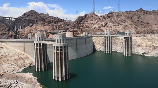 胡佛水壩是科羅拉多河上的著名水利工程。在美國內華達州和亞利桑