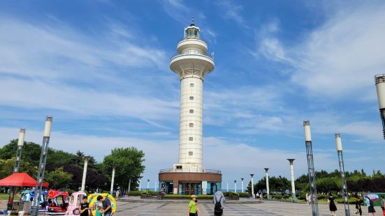 灯塔风景区位于日照东部海滨，东面是黄海，因景区内有航海灯塔一