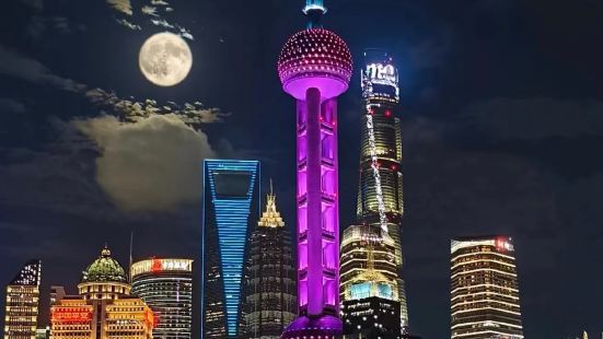 东方明珠，作为上海的标志性建筑，以其独特的造型和卓越的观光体