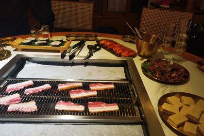 毕棚沟观山望月酒店·又见山月