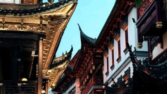 许多人在这边拍美照，九曲桥这边人不多，拍照片很适合~城隍庙里
