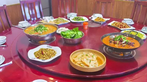 满园香农家饭庄 in Zigui