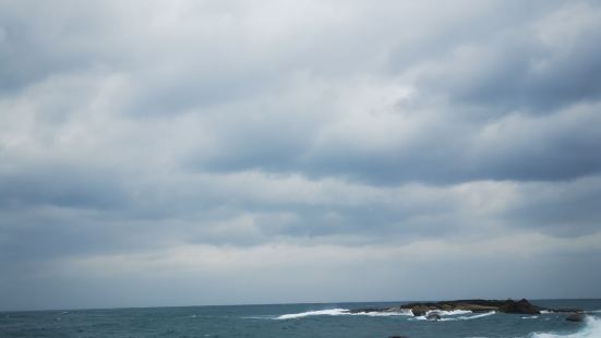 惊涛骇浪的观赏地。今天遇到海南低温，大风预警天气，但也带来了