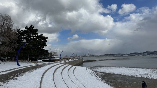 威海市環翠區幾個海濱公園之一，緊鄰悅海公園；公園的海灘上夏天